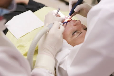 Diş tedavisi yapan doktor