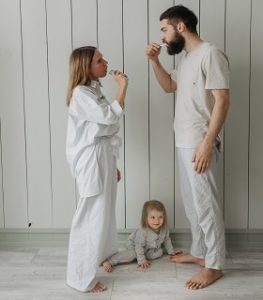 Diş Fırçalayan Anne Baba ve Çocuk Görseli